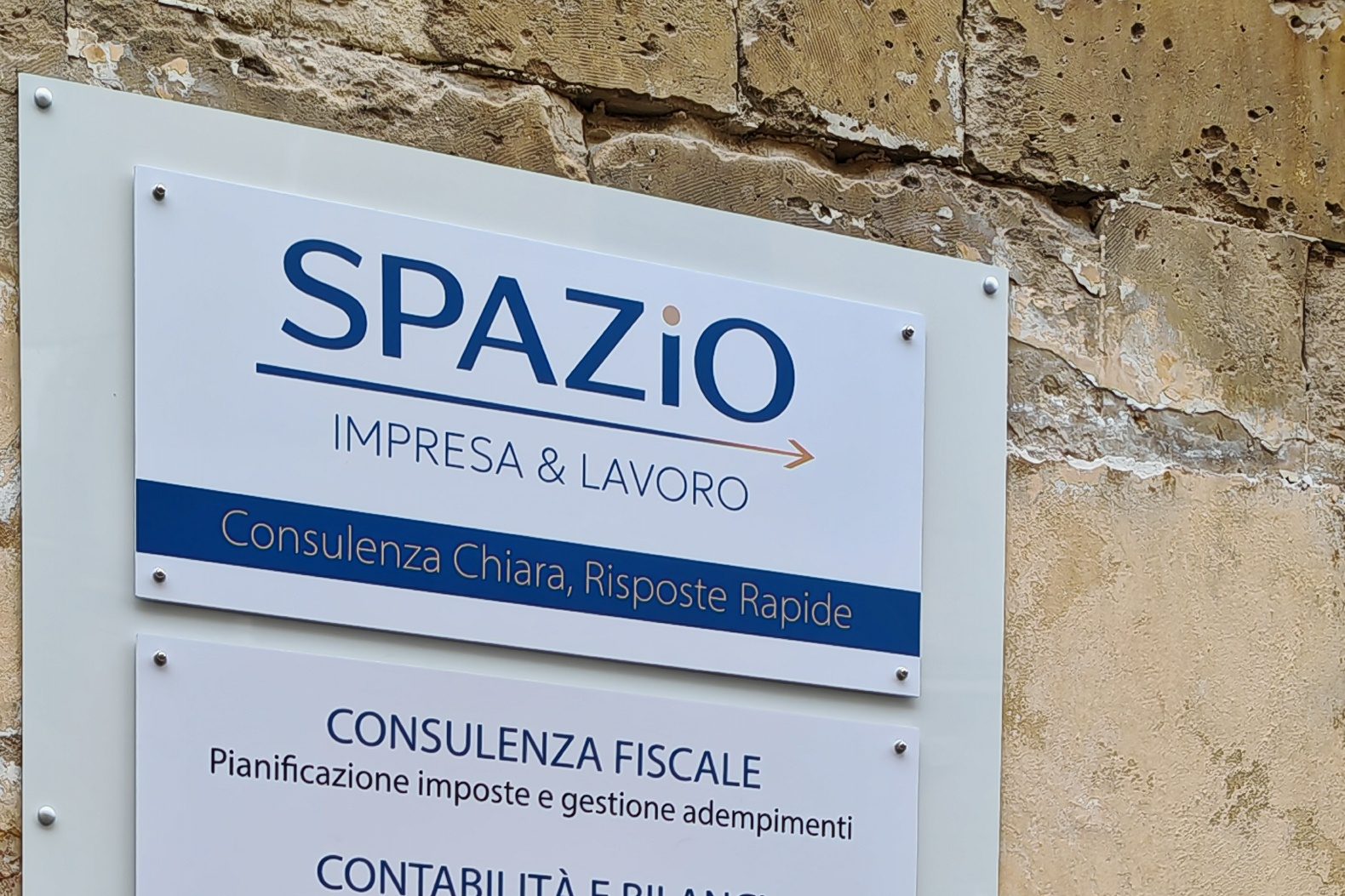 Targa personalizzata aggiornabile di Spazio Impresa e Lavoro montata su una facciata in pietra leccese