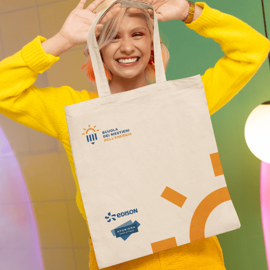 Un'immagine di una shopper personalizzata, con grafiche della Scuola dei Mestieri